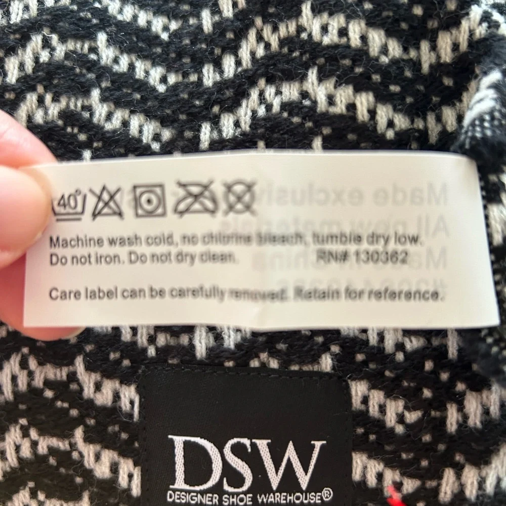 NWT DSW Black and White Patterned Geometric Blanket / Shawl / Wrap New Gift Tag